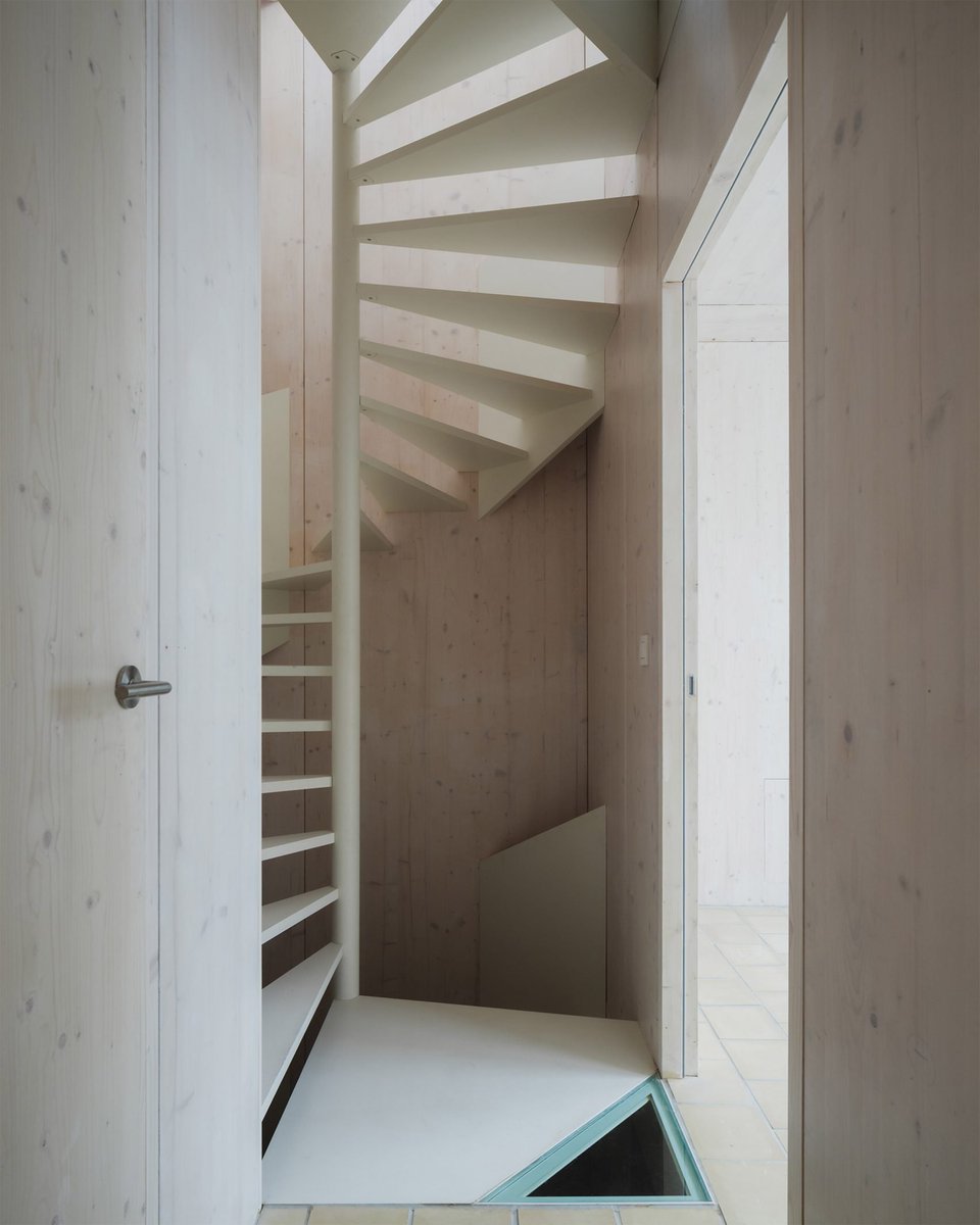 dezeen's tweet image. Glass-brick facade pulls light into Belgian infill home by Delmulle Delmulle Architecten:
dezeen.com/2025/07/23/gla…