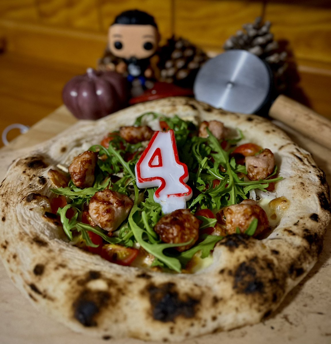 LordYisus95's tweet image. Mi cabeza no estaba muy de acuerdo con cenar pizza un miércoles🙈
Pero es un día especial, así que amiga, lo siento hoy mando yo🔥
Acaba un día muy reflexivo con una #YisusPizza y viendo una peli tranquilamente🥰
Y de verdad, gracias a todos por los mensajes, sois increíbles💜