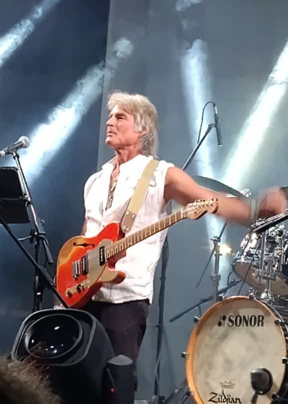 questa sera solo per il mio viaggio nei sentimenti non sono alla festa di Casatenovo col live di Ronn Moss (foto di mia cugina che è sottopalco) #TemptationIsland