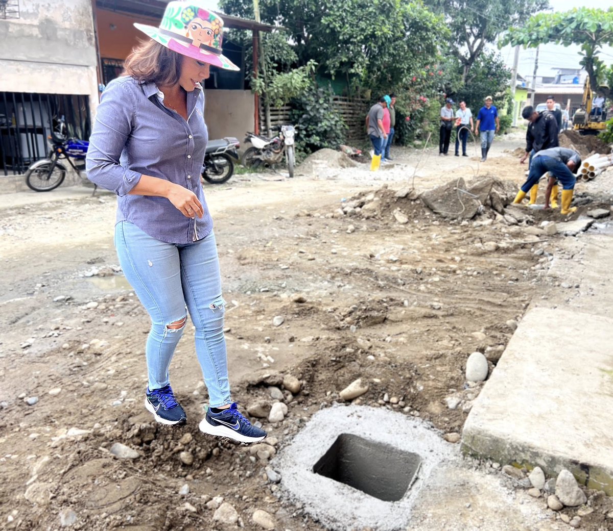 Esta mañana supervisamos la instalación de tuberías y sumideros en la Cdla. San Jorge de Ricaurte, obra que evitará el estancamiento de aguas negras. Gracias al trabajo conjunto entre la ciudadanía y la Prefectura de Los Ríos, seguimos mejorando la calidad de vida en Urdaneta