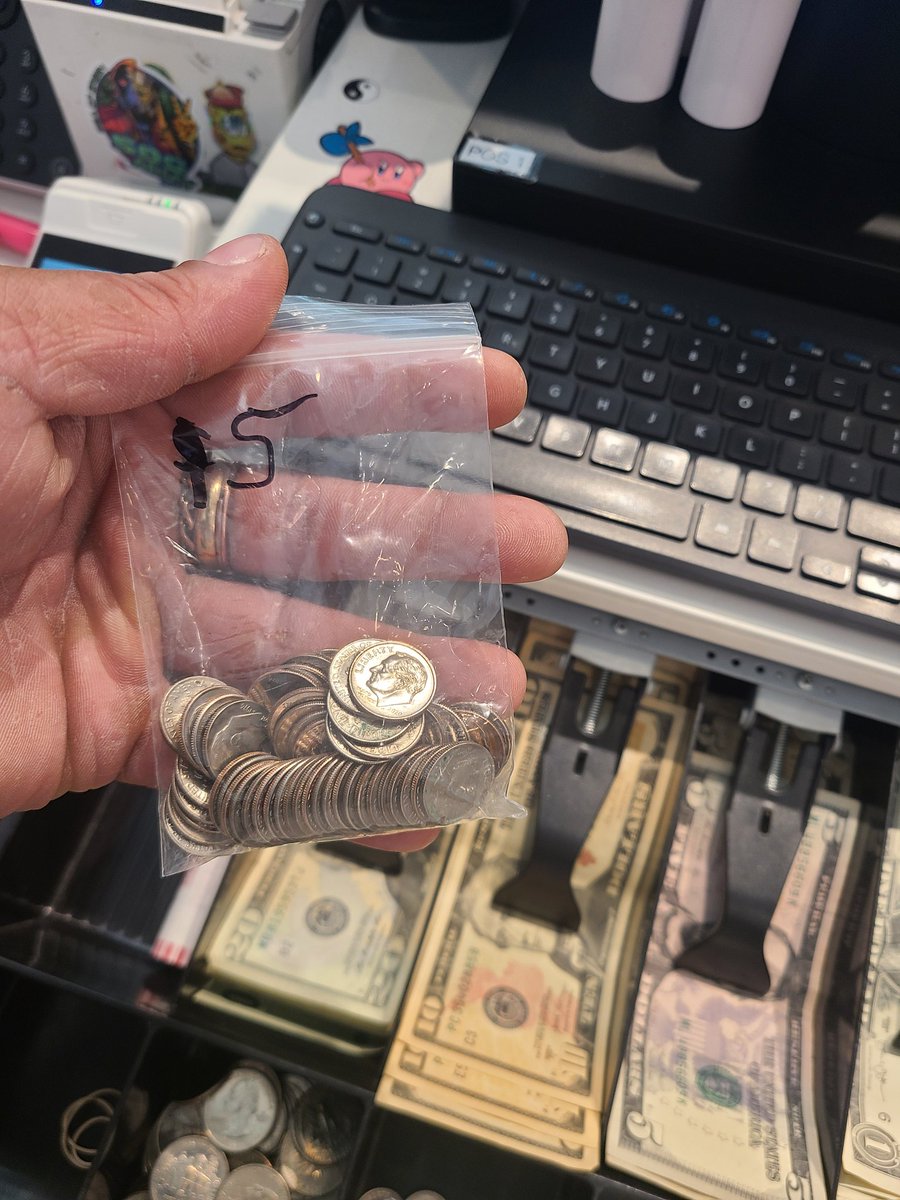 blackmanbubbs's tweet image. I work at a dispensary and I guess they were out of coin sleeves. So I have a literal dime bag in the register.