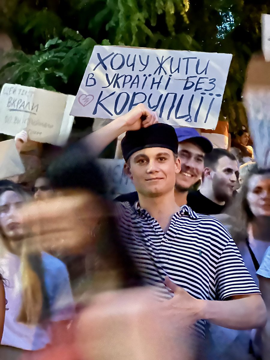 AnnaVlasenko's tweet image. 2nd day of protests against Law #12414, which deprives two anti-corruption agencies of their independence