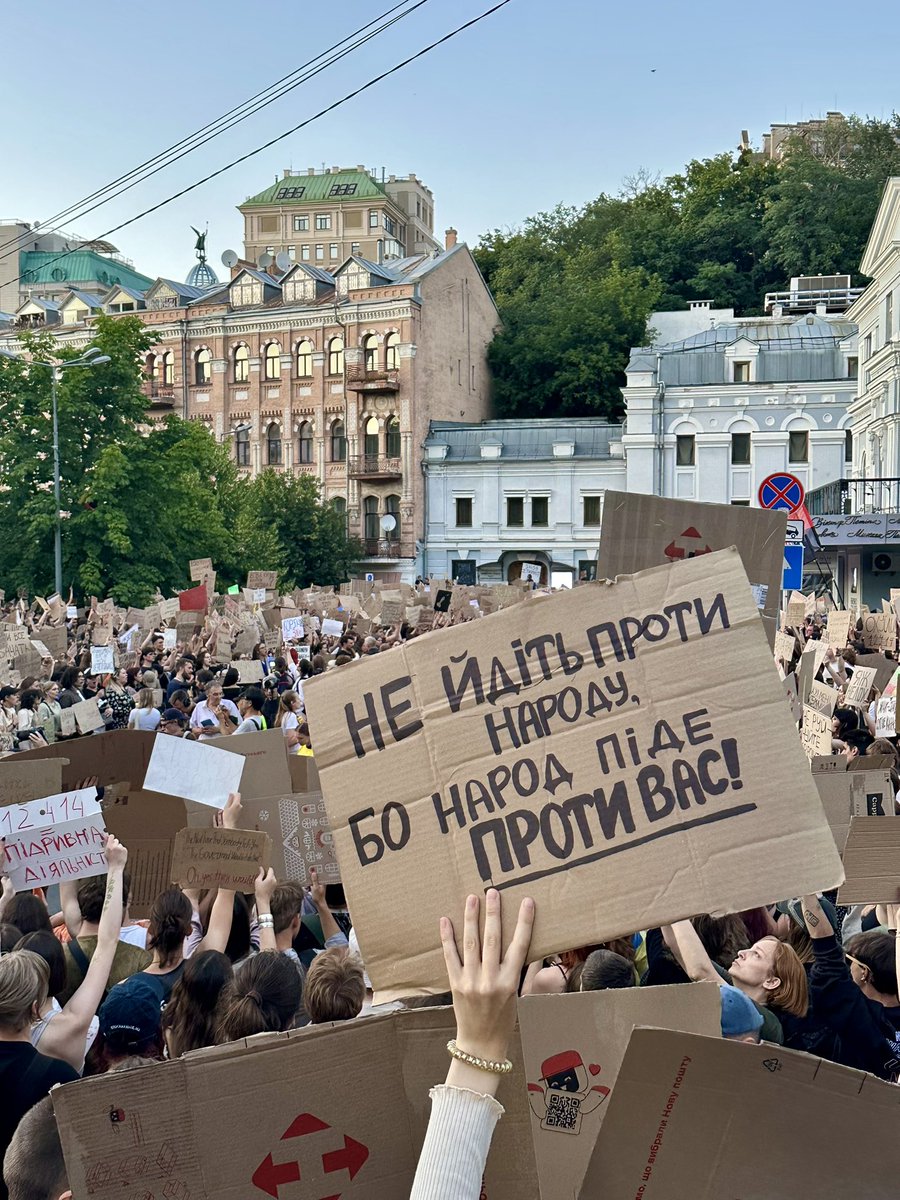 AnnaVlasenko's tweet image. 2nd day of protests against Law #12414, which deprives two anti-corruption agencies of their independence