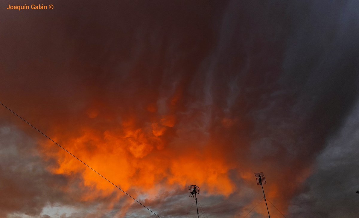 Un #atardecer realmente espectacular desde #AlcaláDeGuadaíra 
#StormHour