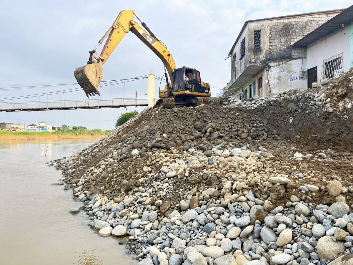 ⚠️ Seguimos reforzando las zonas vulnerables del cantón ante la etapa invernal.
✅ Ya intervenimos 450 metros lineales de muros en sectores críticos como Las Palmeras, Alamiro Cevallos, Club de Leones y Camal Municipal.
Protegemos a nuestras familias