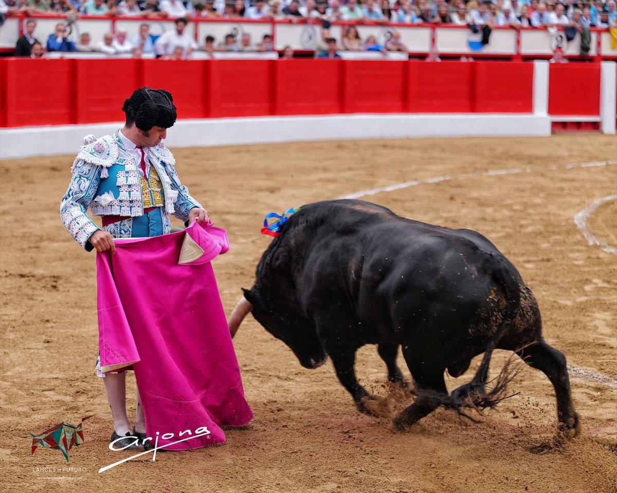 purezatoros's tweet image. No cabe más naturalidad en este lance, el del “tendedero” porque parece justo eso, que está tendiendo la ropa.