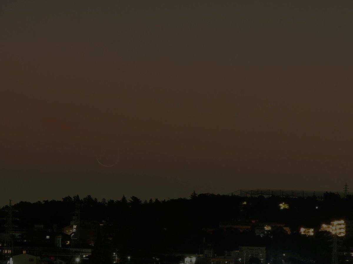 moonsystem's tweet image. 2025-07-24 03:47 - 03:53 #旧暦六月二十八日
#二十八夜月
夜明け前の暗い夜空に細い月がゆっくりと昇って来ます。
肉眼で月はまだ見えませので感度を上げて撮影しています。
鉄塔上部の中に見えて居るのは木星です。
@MoonHourSocial #MoonHour™