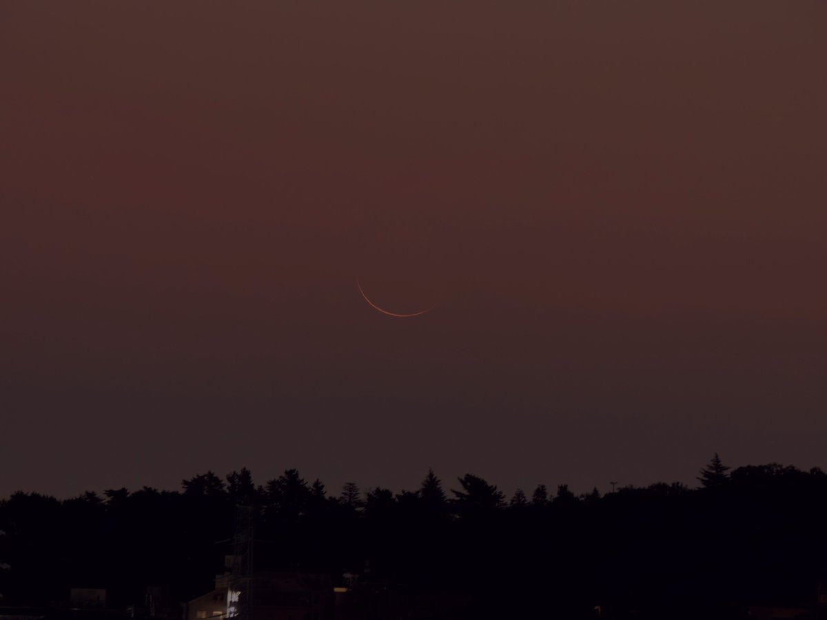 moonsystem's tweet image. 2025-07-24 03:47 - 03:53 #旧暦六月二十八日
#二十八夜月
夜明け前の暗い夜空に細い月がゆっくりと昇って来ます。
肉眼で月はまだ見えませので感度を上げて撮影しています。
鉄塔上部の中に見えて居るのは木星です。
@MoonHourSocial #MoonHour™