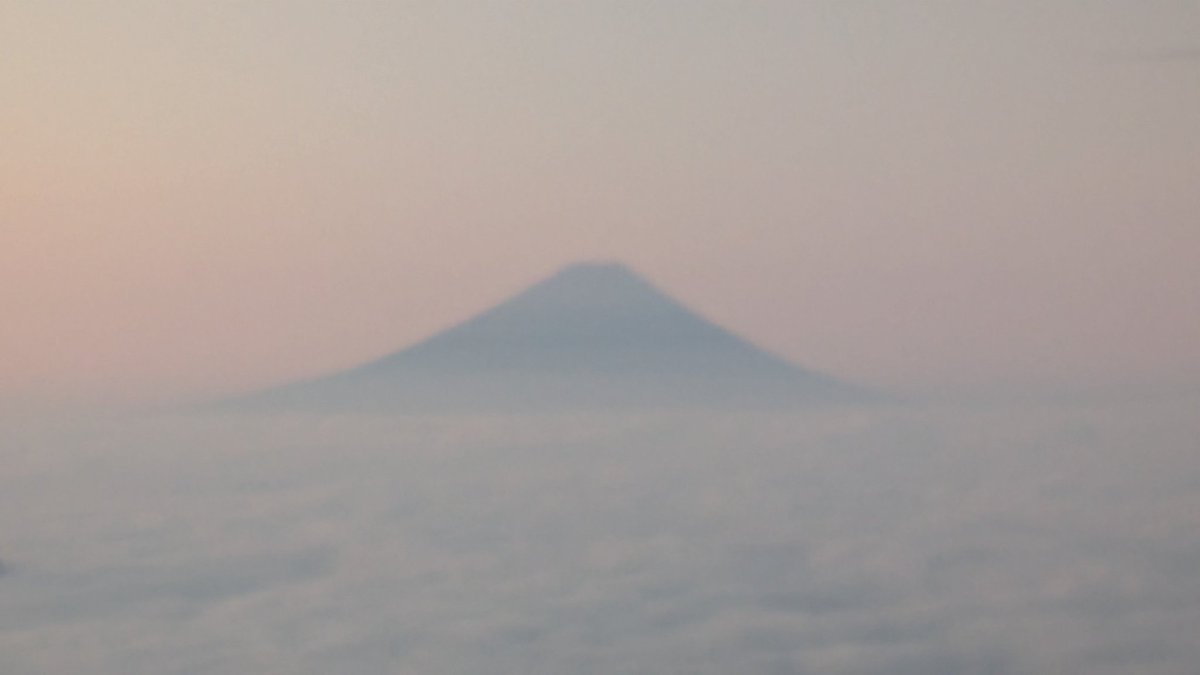 akadake2899m's tweet image. おはようございます。今朝の赤岳は晴れです。気温は10℃。西からやや強い風が吹いています。
＃赤岳
＃八ヶ岳