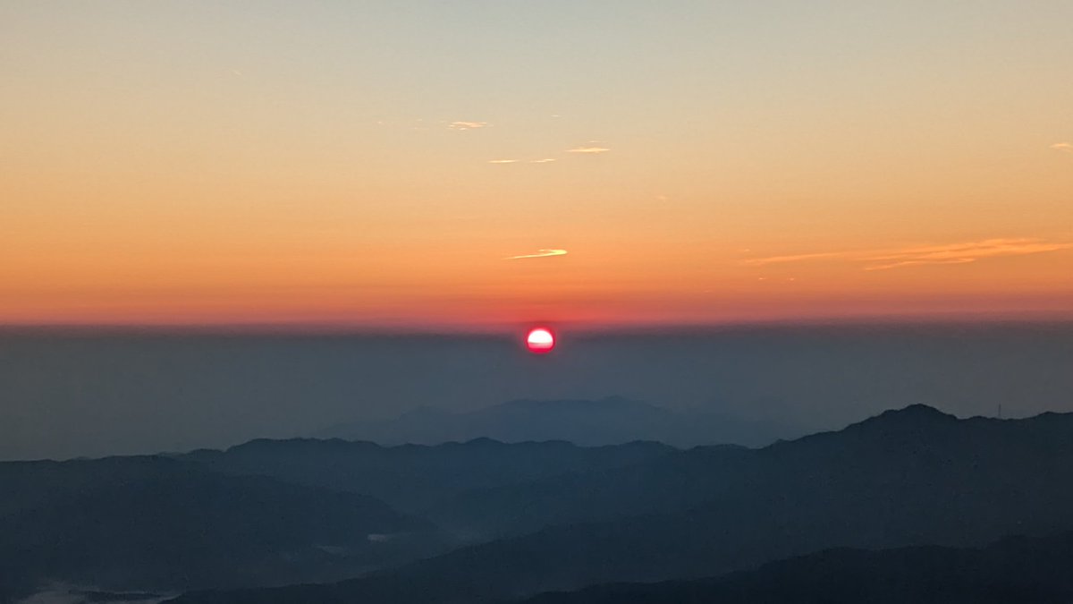 akadake2899m's tweet image. おはようございます。今朝の赤岳は晴れです。気温は10℃。西からやや強い風が吹いています。
＃赤岳
＃八ヶ岳