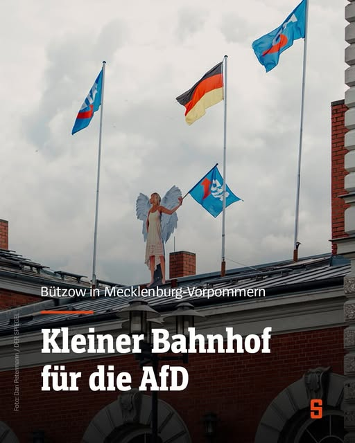 Eddie_1412's tweet photo. Wer mit dem Zug zwischen Rostock und Schwerin unterwegs ist, passiert einen Kleinbahnhof, der seit Kurzem AfD-Optik trägt. Fahrgäste sind schockiert, der Eigentümer des Gebäudes sieht den »Bürgerwillen« repräsentiert.

Eine Sprecherin der Deutschen Bahn sagt, man habe »keine Handhabe« gegen die Flaggen. In Mecklenburg-Vorpommern hat das Unternehmen mehr als hundert Bahnhofsgebäude an Privateigentümer verkauft. 2014 griff der jetzige Besitzer Poppe Gerken in Bützow zu.

Seither darf er mit dem Gebäude machen, was er will, solange er den Zugang zum Ticketautomaten nicht versperrt. Eine politische Nutzung verbietet der Kaufvertrag nicht.