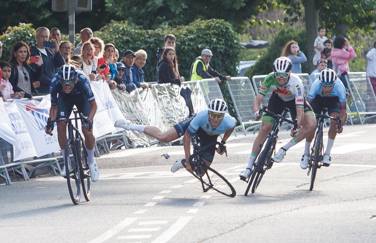 NoticiasNavarra's tweet image. Vuelta a Pamplona: Aparatoso final en Ororbia

📸Patxi Cascante
noticiasdenavarra.com/ciclismo/2025/…