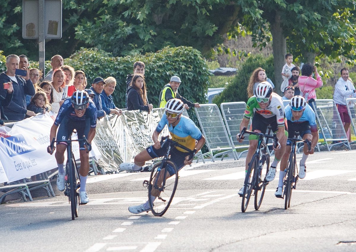 NoticiasNavarra's tweet image. Vuelta a Pamplona: Aparatoso final en Ororbia

📸Patxi Cascante
noticiasdenavarra.com/ciclismo/2025/…