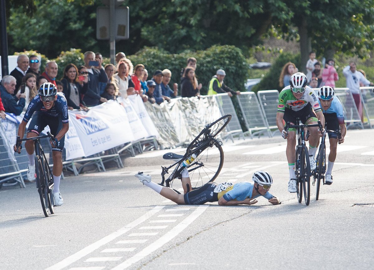 NoticiasNavarra's tweet image. Vuelta a Pamplona: Aparatoso final en Ororbia

📸Patxi Cascante
noticiasdenavarra.com/ciclismo/2025/…