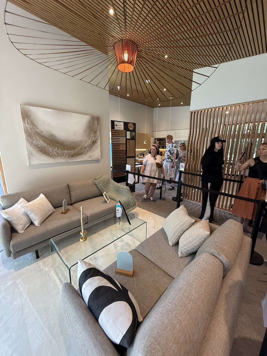 Somu racionalitāte un dizains!Ja vasarā apceļojat Ziemeļsomiju, iesaku apskatīt Asuntomessut - 2025 mājokļu izstādi Oulu. Desmitiem dažādu firmu privātmājas ar visu iekārtojumu būs apskatāmas līdz 17. augustam, tad mājas tiks pārdotas. Pārsvarā līmēta koka brusas un paneļi.