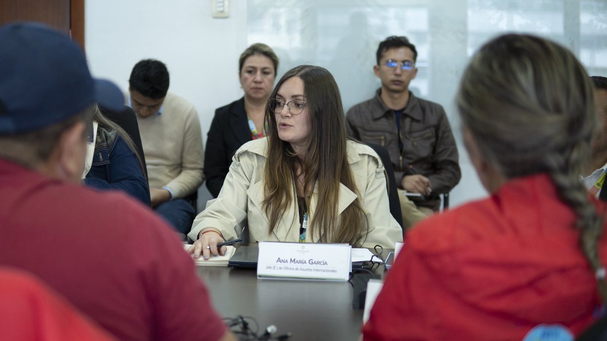 Durante el encuentro se abordaron temas clave como:

📌 La implementación de la Ley 2232 sobre plásticos de un solo uso
📌 La posición de Colombia frente al Tratado Mundial de Plásticos