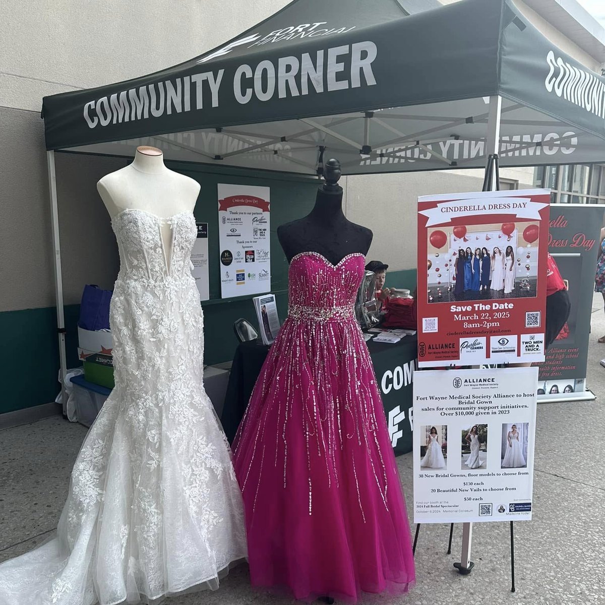 TinCaps's tweet image. Joining us for Princess Night on Tuesday?
Help us make a dream come true! 👸
@FWMSACinderella is hosting a prom dress drive at the game! 💃 👗