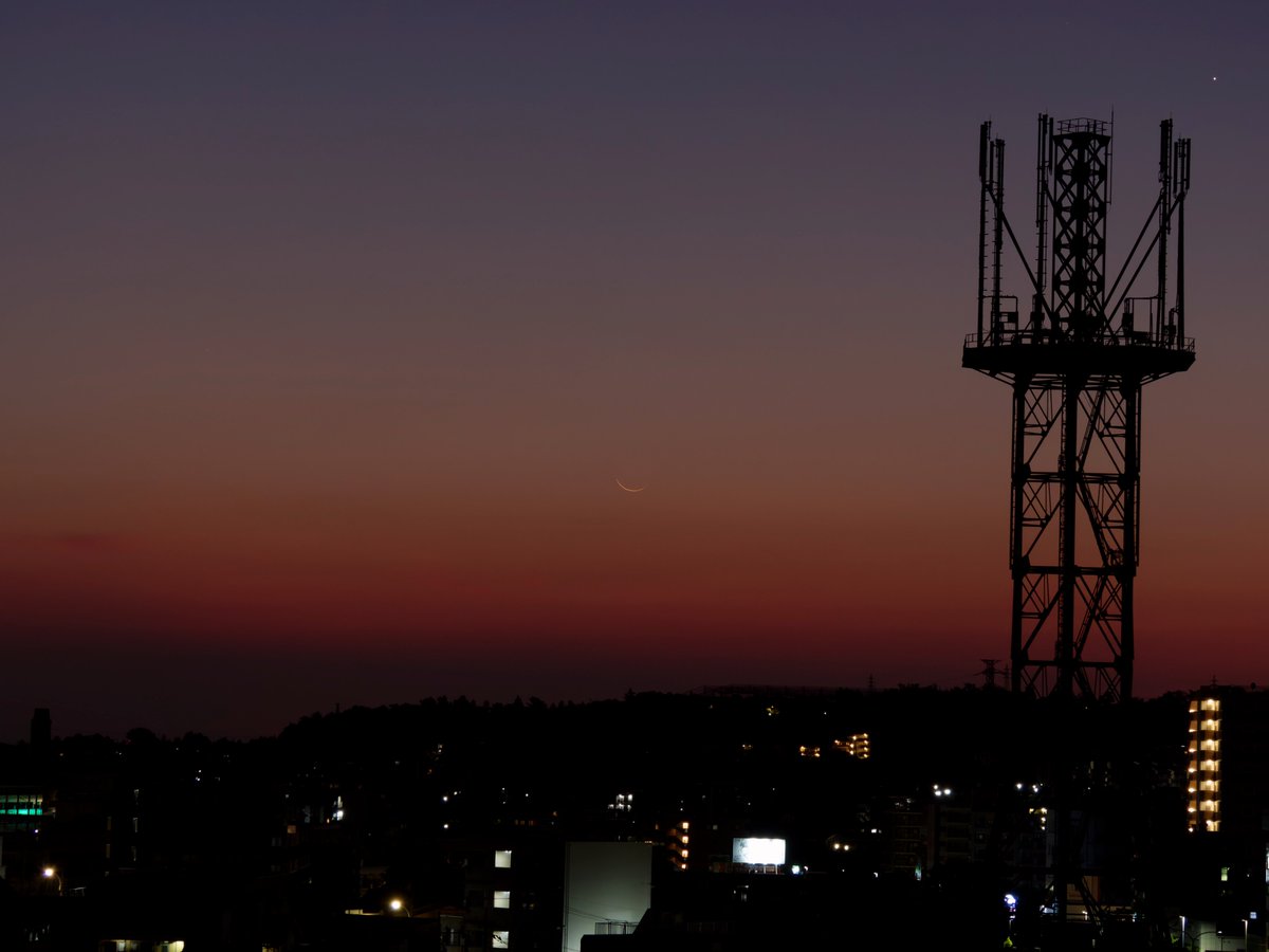 moonsystem's tweet image. 2025-07-24 04:00 - 04:03 #旧暦六月二十八日
#二十八夜月 #地球照
感度を上げて撮影すると微かに地球照が見えます。
低空のくすみの中から抜け出して来ました。
それでも肉眼ではこの写真よりずっと暗く見えています。
@MoonHourSocial #MoonHour™