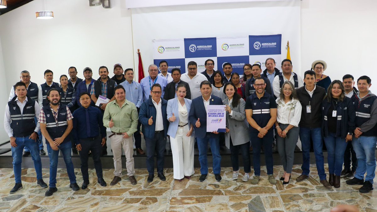 #Chimborazo | El ministro <a href="/DPalaciosEc/">Danilo Palacios</a> mantuvo una reunión junto a @AgrocalidadEc y gremios avícolas para anunciar un logro histórico para el país: la <a href="/WOAH_Americas/">Organización Mundial de Sanidad Animal - Americas</a> reconoció a Ecuador como país libre de Influenza Aviar Altamente Patógena (IAAP) en aves de corral. 🐓✅

Este