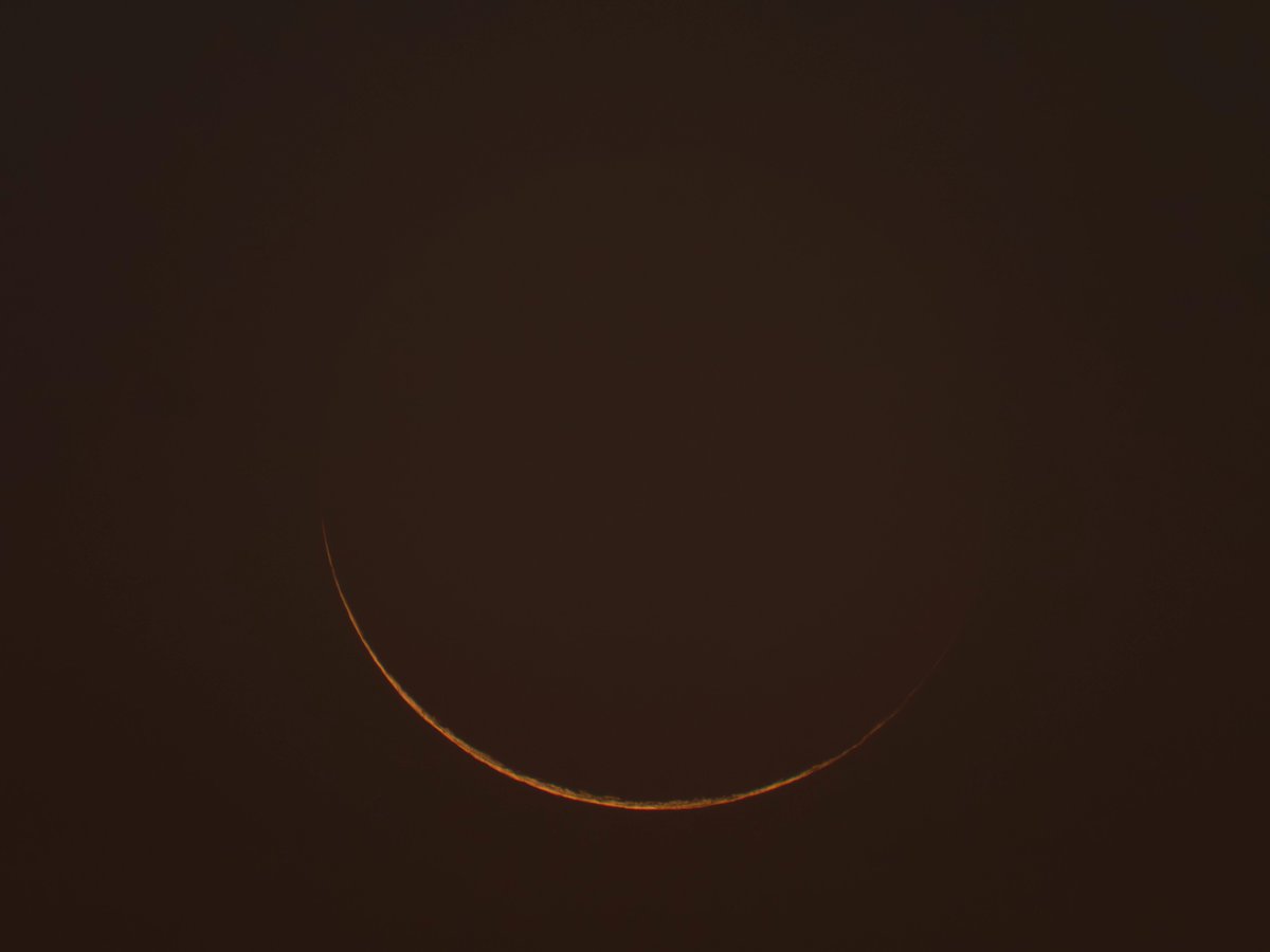 moonsystem's tweet image. 2025-07-24 04:00 - 04:03 #旧暦六月二十八日
#二十八夜月 #地球照
感度を上げて撮影すると微かに地球照が見えます。
低空のくすみの中から抜け出して来ました。
それでも肉眼ではこの写真よりずっと暗く見えています。
@MoonHourSocial #MoonHour™