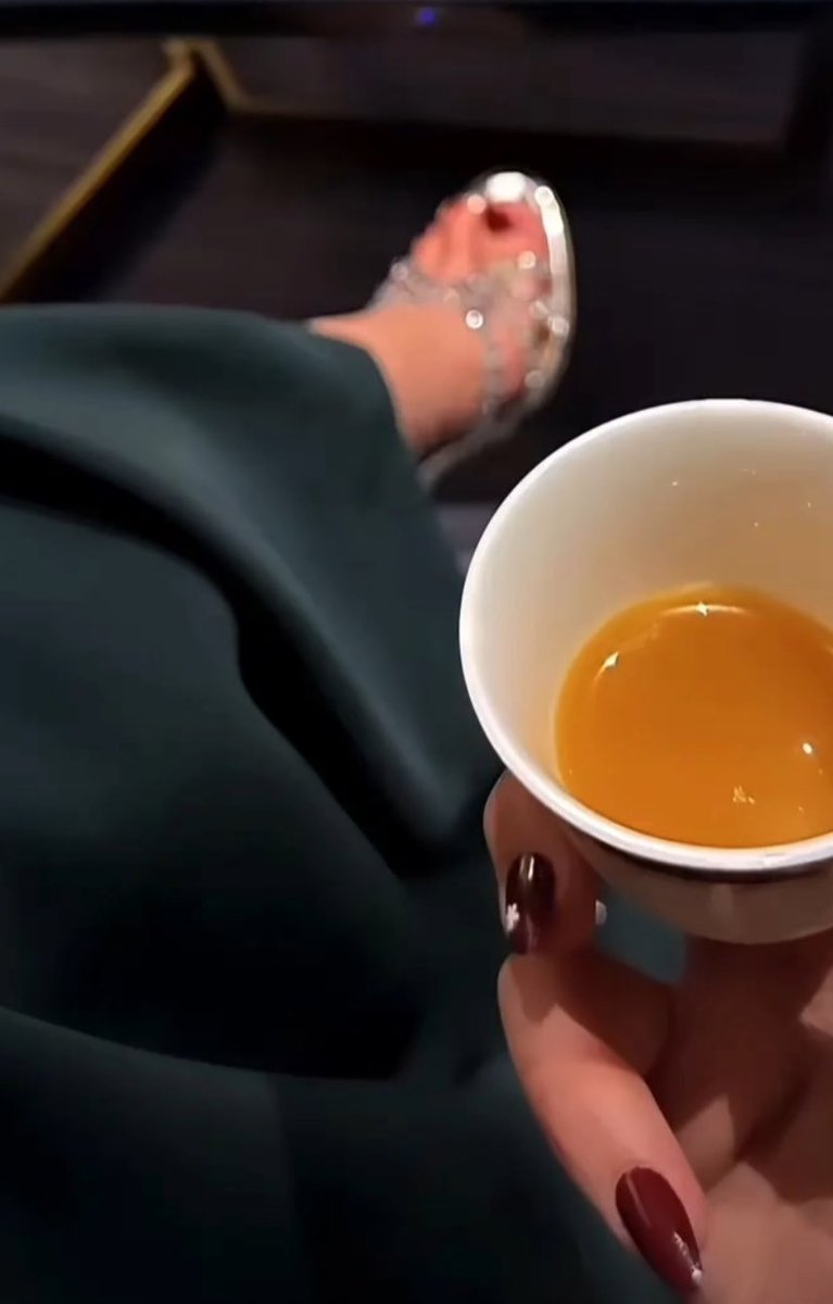 Took___'s tweet image. البـاب اللي تسكر بوجهـك بالقصد 
لو رجع انفـتح سكره برجـلك 
.
.
#مساااء🌷
عزوومه ☕️👛💅🏻