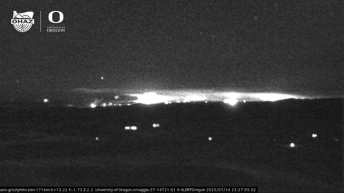UOHazardsLab's tweet image. 🔥This #WildfireWednesday we’re tracking the Cram Fire north of Madras.
Shaniko & Grizzly Mtn cams are capturing smoke by day & heat at night using near infrared.
📍77% contained | 95,736 acres
🚨 Fire info: centraloregonfire.org
📱Watch: alertwest.live & Watch Duty