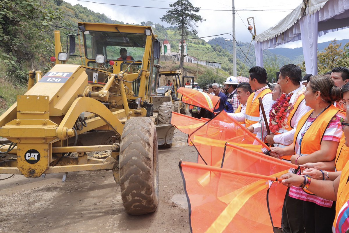 INICIAMOS LA REHABILITACIÓN DE LA CARRETERA TEOTITLÁN-HUAUTLA CON UNA INVERSIÓN DE 40 MDP

En la agencia de Vigastepec, en la Sierra de Flores Magón, encabezamos el banderazo de inicio de obra de la rehabilitación de la carretera Teotitlán de Flores Magón - Huautla de Jiménez,