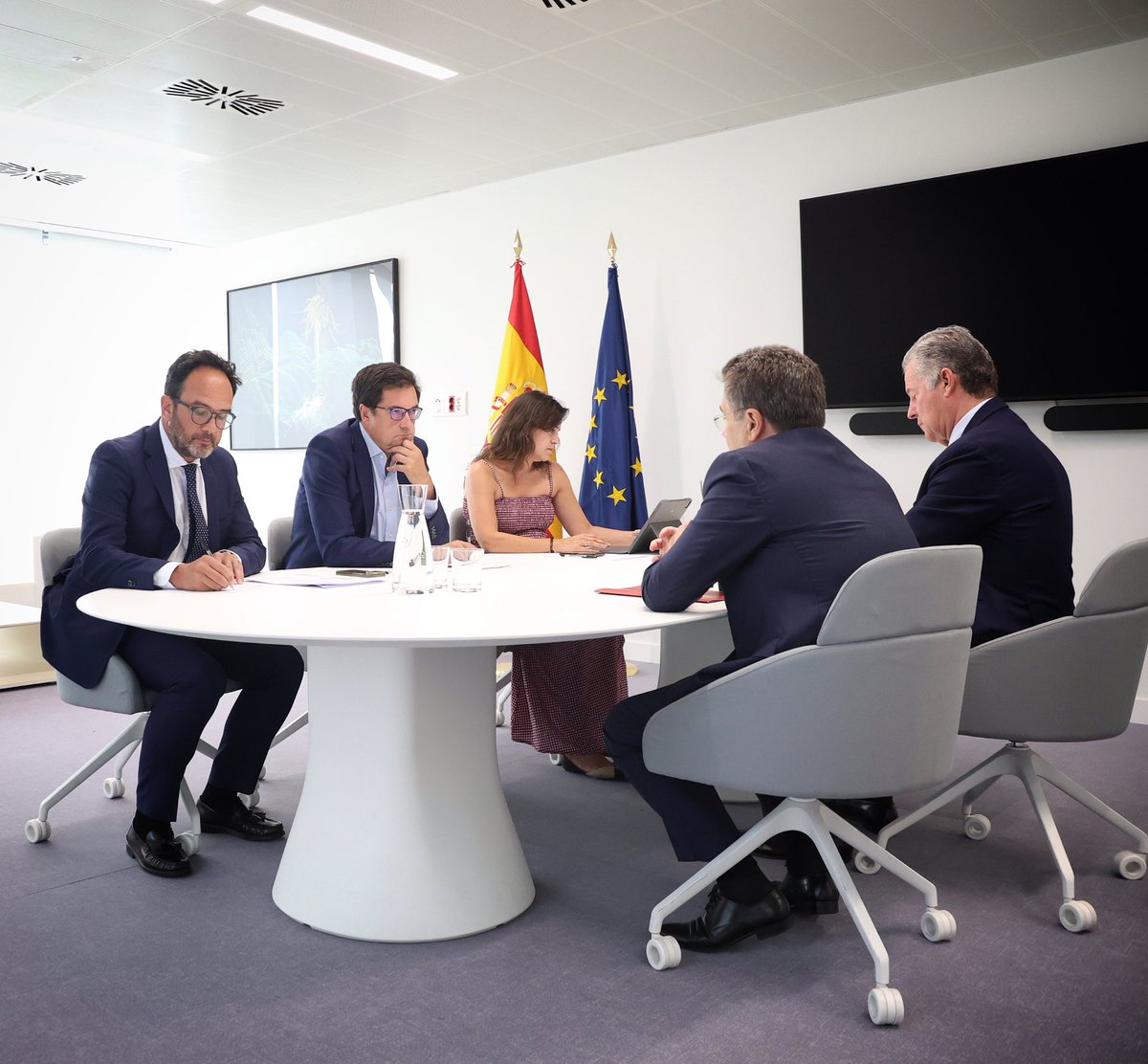 mintradigital's tweet image. El ministro @oscarlopeztwit se ha reunido con @vodafone_es para abordar los retos y oportunidades del sector de las telecomunicaciones.
Seguimos trabajando para fortalecer la conectividad y avanzar en la digitalización del país.