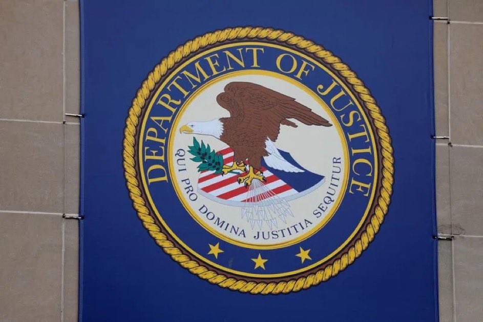 LeDirectInfo's tweet image. 🇺🇸ALERTE : Donald Trump a été informé par le ministère de la Justice que son nom figure dans les dossiers #Epstein.
#Trump