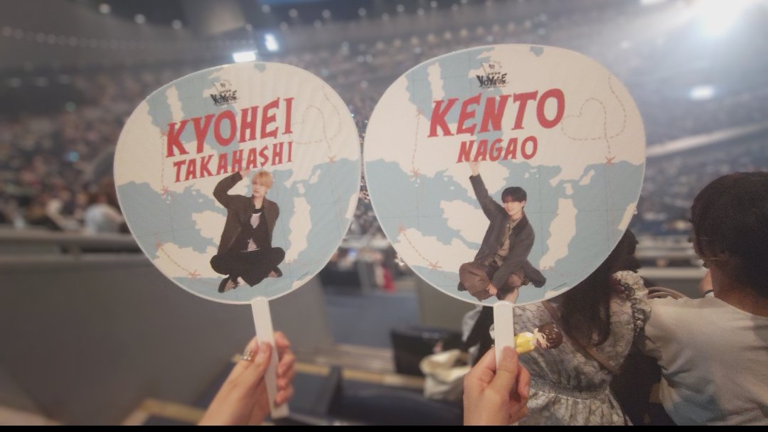 Came2Came's tweet photo. 今年もなにわ男子のコンサートに行けました💕
今回演出がすごかった✨️
フライング・空中で回転・空飛ぶ自転車！！！
コンサートとショーとシルクドソレイユを混ぜた感じ✨️
今回の衣装は４パターンかな？どれも素敵だったけど、最初の海賊っぽい衣装がカッコよかった😍

#なにわ男子_BONBONVOYAGE https://t.co/KyaO83z5Cg