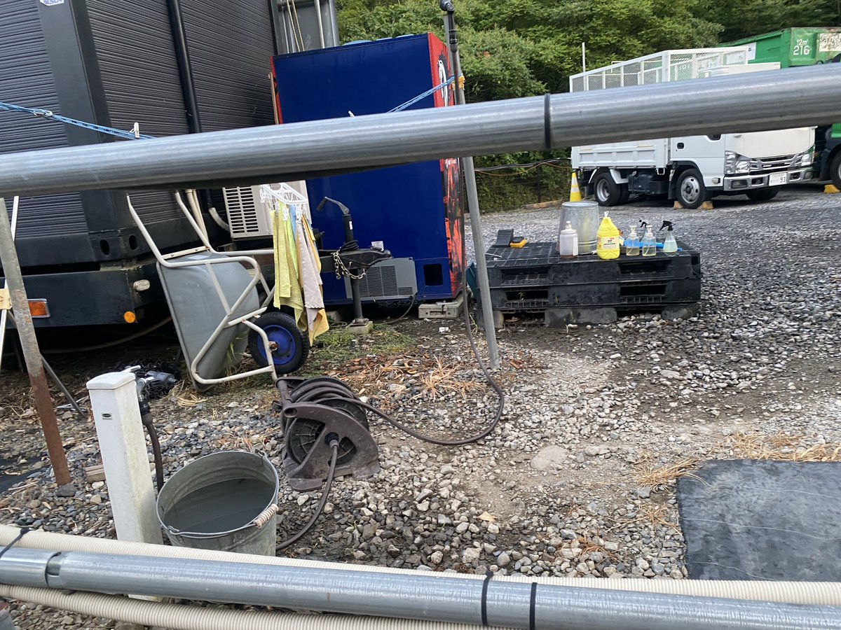 RKSMZ's tweet photo. 高尾山の麓にある
廃品回収車のトラック基地が、
マッチョなニキ達の集いによって
「ファイトクラブ」の様相を呈している。 https://t.co/mOHf0M84Sx