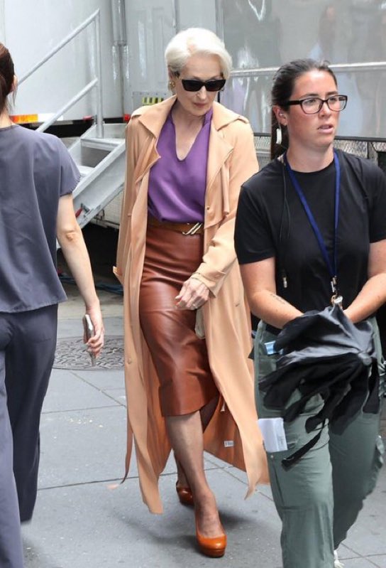 luscas's tweet image. a meryl streep de miranda priestly hoje durante as gravações de o diabo veste prada 2 😭😭