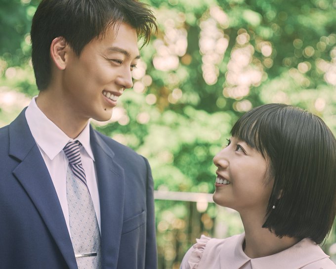 この投稿には、サホと竹内龍馬主演のTBSドラマ「じゃあ、あんたが作ってみろよ」の2枚の画像が掲載されている。最初の画像は、公園でサホと竹内がフォーマルな服装をしており、竹内はスーツとトレンチコートにブリーフケースを着て、サホはピンクの衣装を着て笑顔で一緒に歩いており、ロマンチックまたはプロフェッショナルな関係を示唆しています。2番目の画像は、屋内で彼らが笑顔でろうそくの入った小さなケーキを持っている様子を描いており、お祝いや親密な瞬間を示しています。公園のシーンの緑豊かな背景と居心地の良い屋内環境がロマンチックで軽快な雰囲気を高め、ドラマの「再生ロマンス コメディ」としての説明と一致しています。プラットフォームの透かしは表示されません。