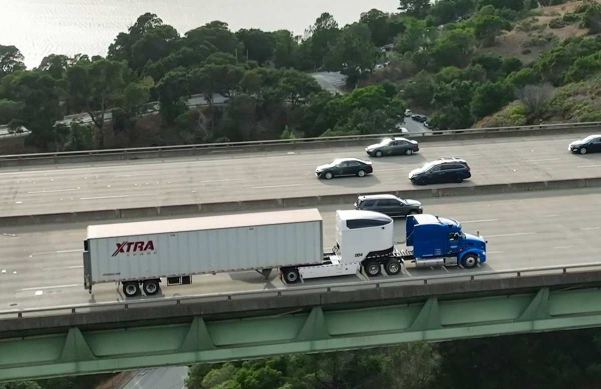 EcoInventos's tweet image. Startup californiana lanza «dolly eléctrico» que electrifica camiones sin modificarlos y ofrece hasta 400 km por carga.
Revoy propone un “dolly” eléctrico que se inserta entre el tractor y el remolque de un camión diésel para aportar propulsión eléctrica sin modificar los…