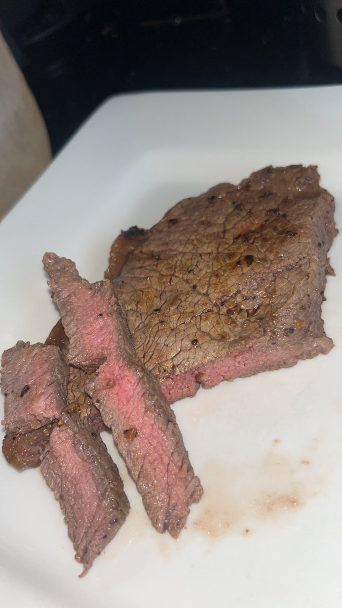qobwashere's tweet image. If any multi millionaires would like to make me a stay at home chef/wife then I’ll take applications x