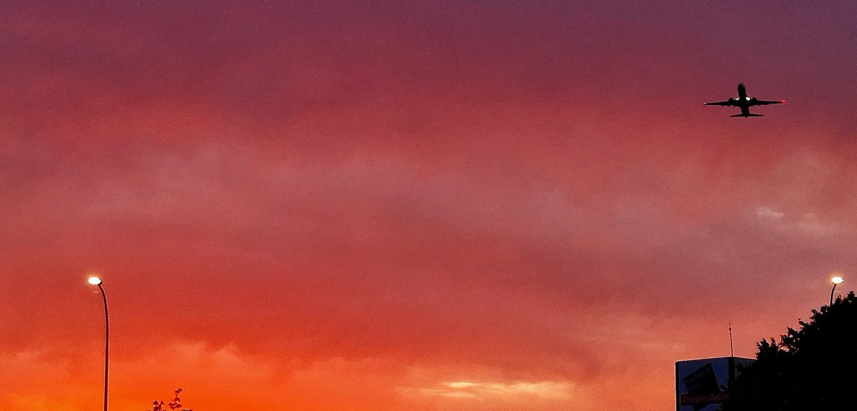 Despegue sobre un cielo que parece fuego . Última luz del día Málaga 21.35 h <a href="/tiempobrasero/">Tutiempo</a> <a href="/VadeAviones/">VaDeAviones.com ✈️ 🇪🇸</a> #Málaga #aviones