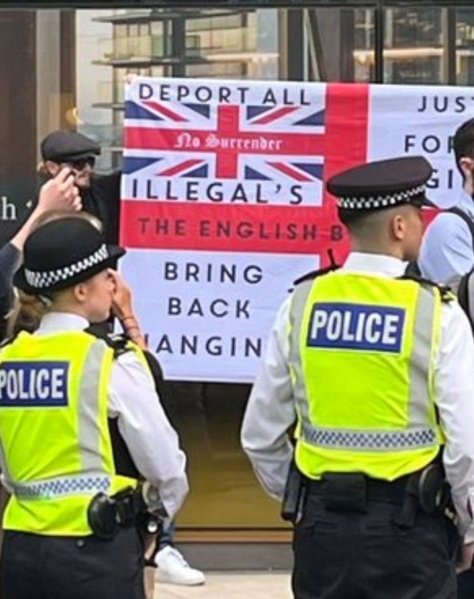 Nullen80's tweet image. Canary Wharf
"Deport all Illegal's" of course they fkd this up
"Bring back hanging."