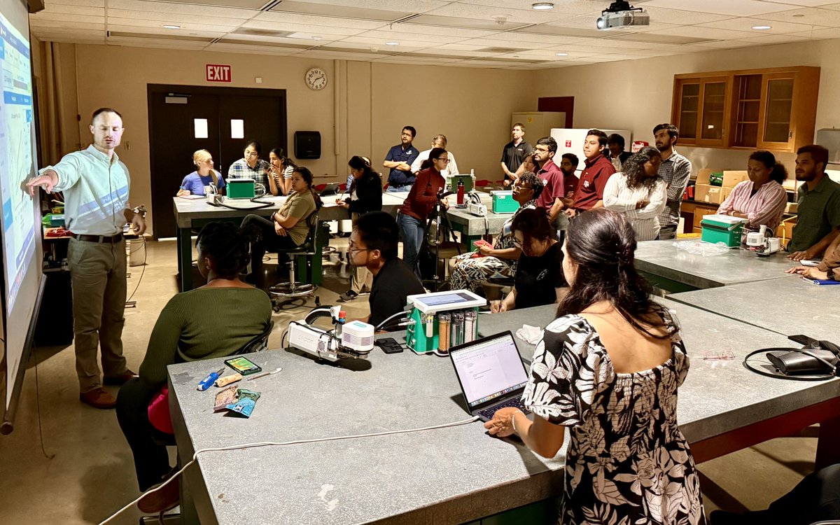 TAMUHortPhysLab's tweet image. 🌿 Full house today at the LI-COR Photosynthesis Workshop at @tamuhort. Huge thanks to the @LICOR_ENV team for traveling to Aggieland to connect with the @txresearch community and showcase their equipments in action! 🌞🍃