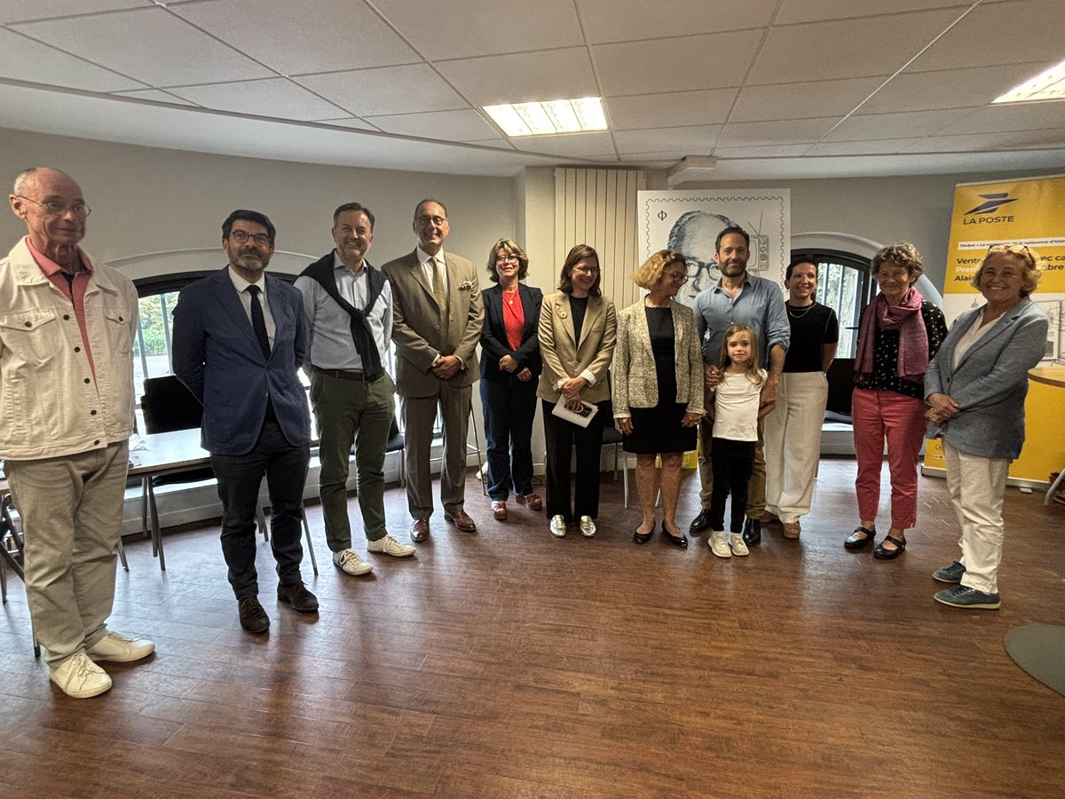 Lille_en_commun's tweet image. Pour les 100 ans de la naissance d’Alain Decaux, La Poste émet un timbre en hommage à ce grand passeur d’Histoire(s) & amoureux des mots, aux racines lilloises.
✅ Comme s’y était engagée @MartineAubry, son nom sera bientôt donné à la future médiathèque du Vieux-#Lille.