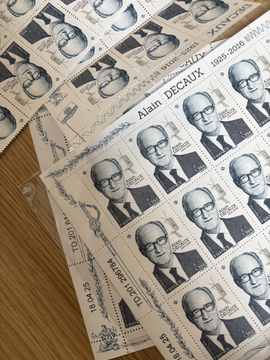 Lille_en_commun's tweet image. Pour les 100 ans de la naissance d’Alain Decaux, La Poste émet un timbre en hommage à ce grand passeur d’Histoire(s) & amoureux des mots, aux racines lilloises.
✅ Comme s’y était engagée @MartineAubry, son nom sera bientôt donné à la future médiathèque du Vieux-#Lille.