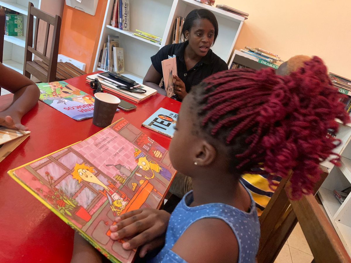 ccemalabo's tweet image. Captamos un encuentro de lectura de cuentos infantiles en la biblioteca del Centro Cultural de España en Malabo, con la monitora Loamar Mejía.
@EmbEspMalabo @CooperacionESP #EspañaEnGE @AhoraEg @Revista_REG