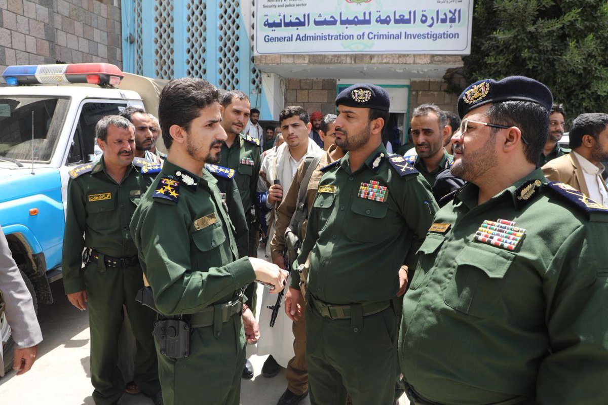 huthi_abdullah's tweet image. تفقد وكيل وزارة الداخلية اللواء علي حسين الحوثي، ووكيل الوزارة لقطاع الأمن والشرطة اللواء أحمد علي جعفر، سير العمل في الإدارة العامة للمباحث الجنائية.
وخلال الزيارة، اطلع الوكيلان، ومعهما مدير عام المباحث الجنائية العميد أحسن حجازي، على مستوى الأداء في مختلف الإدارات والأقسام.