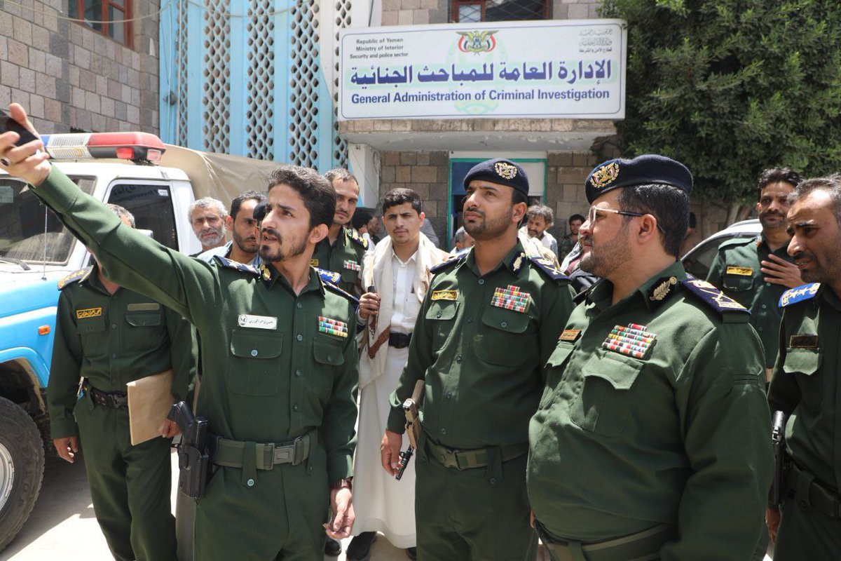 huthi_abdullah's tweet image. تفقد وكيل وزارة الداخلية اللواء علي حسين الحوثي، ووكيل الوزارة لقطاع الأمن والشرطة اللواء أحمد علي جعفر، سير العمل في الإدارة العامة للمباحث الجنائية.
وخلال الزيارة، اطلع الوكيلان، ومعهما مدير عام المباحث الجنائية العميد أحسن حجازي، على مستوى الأداء في مختلف الإدارات والأقسام.