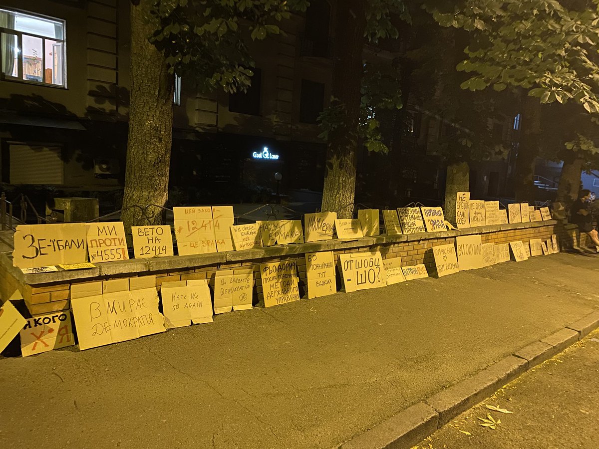 EertenEsselien's tweet image. Compliments to the parents who raised these kids: garbage goes into the bin, nobody drunk and billboards are recycled. #StandWithUkraine