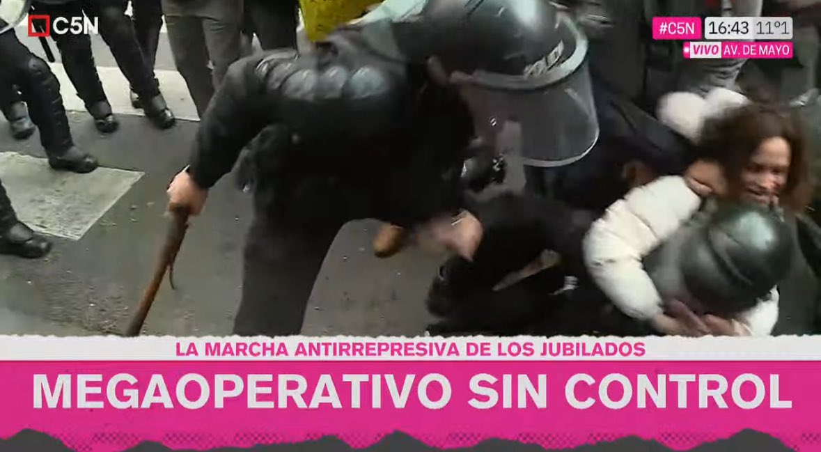 Tomidiazcueto's tweet image. En C5N estaban diciendo que Bullrich esto y el otro. Alguien que les avise que quienes acompañan la marcha por Avenida de Mayo..es la Policía de la Ciudad de Macri.
PD: Ahora hay fotógrafas karatekas. Mira el tremendo mata león que le metió al Poli: