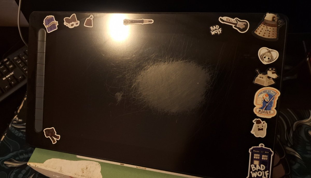 _LaraJenn's tweet image. Não façam que nem eu, lembrem de colocar película na de vocês, sim isso é uma mancha de riscos da caneta.