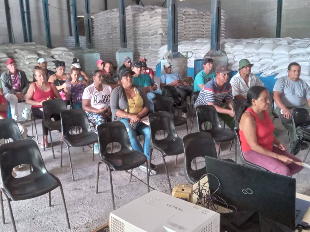 AlimGranma2021's tweet photo. Con la presencia de las autoridades del municipio de Jiguani y Directivos de la EMPA GRANMA se desarrolla Plenaria del Delito en la UEB 653 Jiguani.      #EMPAGR                          @MincinCuba
@GrupodAlimentos @BetsyDazVelzqu2 @YudelkisOrtizB https://t.co/i39eBXwmQm
