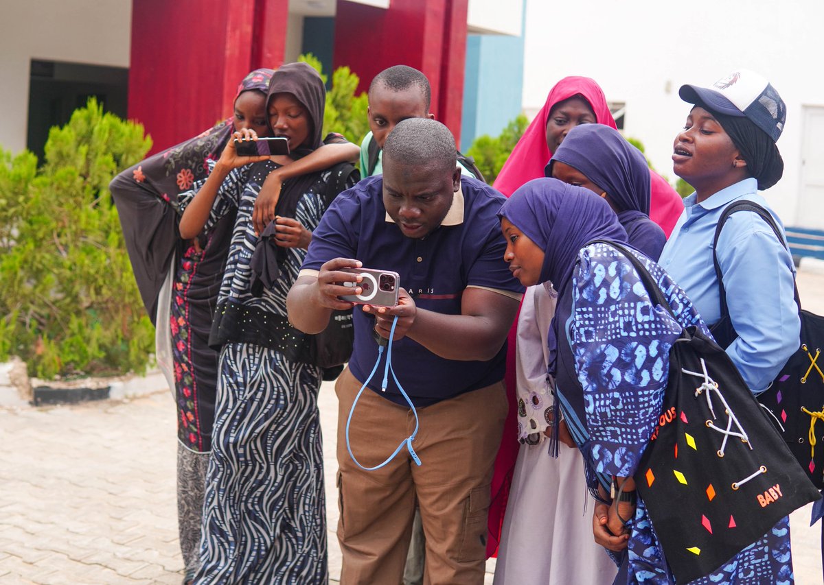 musadeeeq's tweet image. Last week, I facilitated a photojournalism training at Newgate University Minna for the Mass Communication Department. During the session, I introduced students to creating stories with photos and the importance of visual elements in photo storytelling.