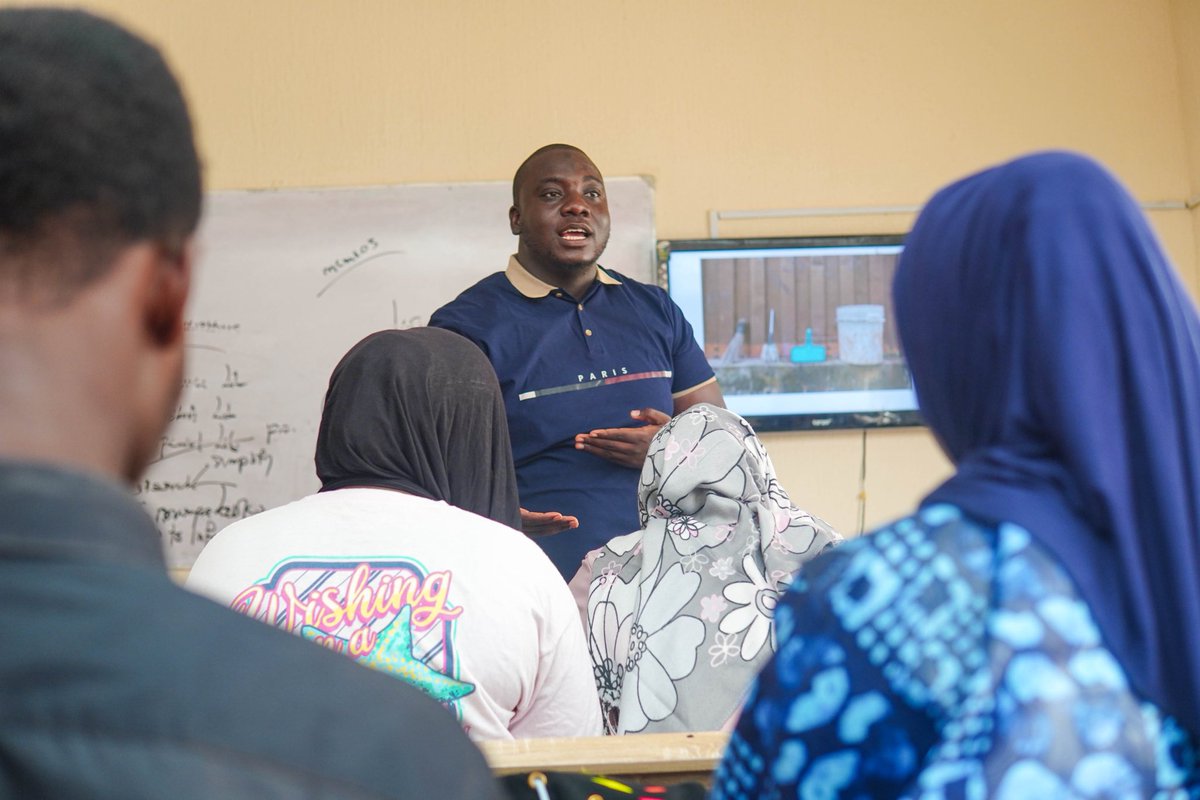 musadeeeq's tweet image. Last week, I facilitated a photojournalism training at Newgate University Minna for the Mass Communication Department. During the session, I introduced students to creating stories with photos and the importance of visual elements in photo storytelling.