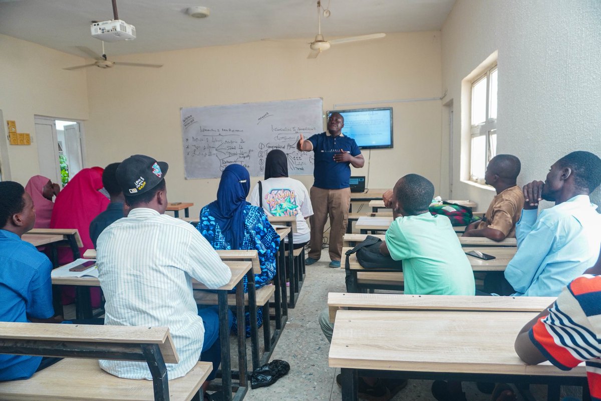 musadeeeq's tweet image. Last week, I facilitated a photojournalism training at Newgate University Minna for the Mass Communication Department. During the session, I introduced students to creating stories with photos and the importance of visual elements in photo storytelling.